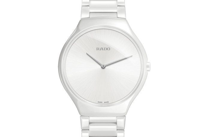Showing up with the white appearance, this ceramic bracelet replica Rado decorated the hot summer days with the extreme simple design style, absolutely presenting a cool and refreshing feeling.