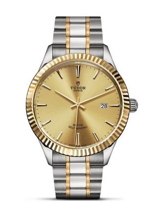 For the eye-catching champagne dial, this replica Tudor watch easily reminds of the golden wheat.