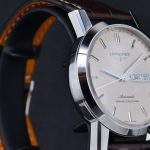 The white dials copy watches have date windows.