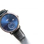 The black leather straps copy watches have date windows.